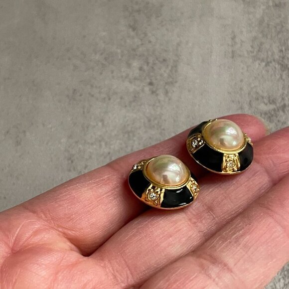 Vintage 90s Roman Black Enamel Mabe Faux Pearl Circle Dome Pierced Earrings - Picture 4 of 7